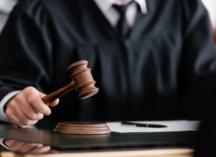 원고가 청구한 거액의 이혼 위자료, 법정 최저 수준으로 대폭 감액시키는 3가지...